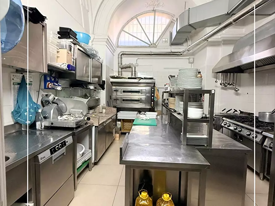 Immagine 13 di Locale commerciale in vendita  in CORSO UMBERTO 51 a Taranto