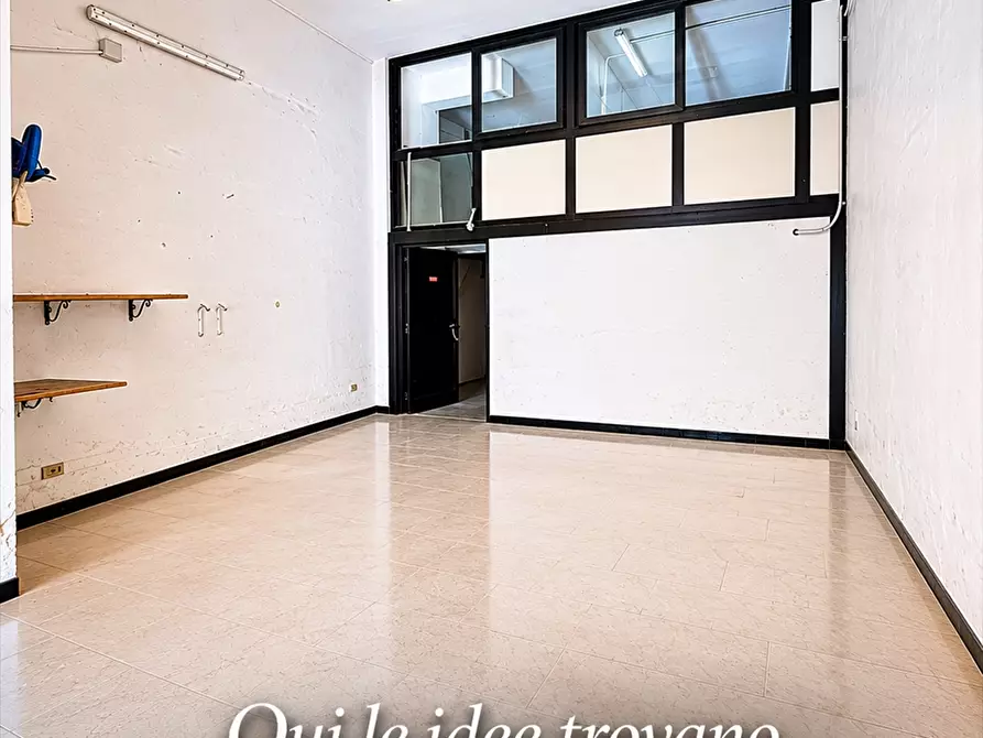 Immagine 2 di Laboratorio in vendita  in via cagliari 32 a Taranto