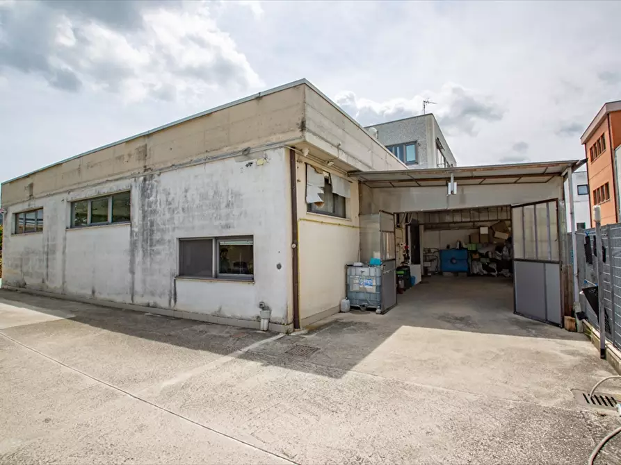 Immagine 3 di Capannone industriale in vendita  a Chieti