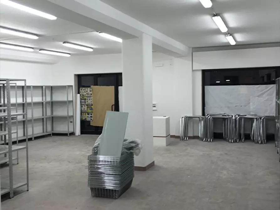 Immagine 3 di Negozio in affitto  a Pescara