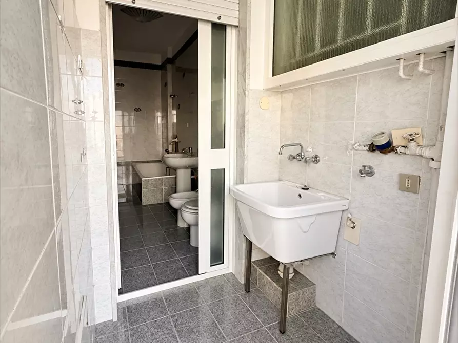 Immagine 13 di Appartamento in affitto  in via emilia59 a Taranto