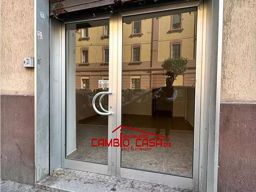 Immagine 2 di Locale commerciale in vendita  in via dante 104 a Taranto