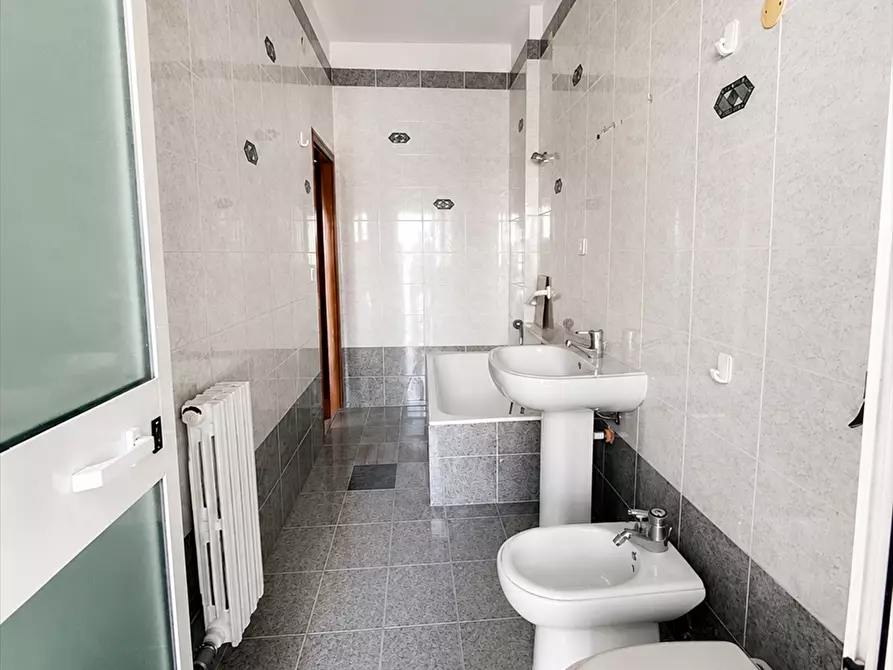 Immagine 14 di Appartamento in affitto  in via emilia59 a Taranto