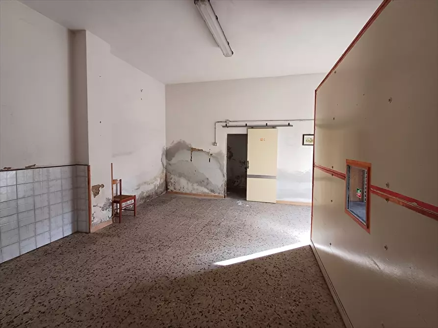 Immagine 26 di Locale commerciale in vendita  in Via Tana Di Lu Mazzoni Tronco A n. 5 a Sassari