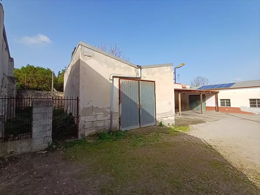 Immagine 4 di Locale commerciale in vendita  in Via Tana Di Lu Mazzoni Tronco A n. 5 a Sassari