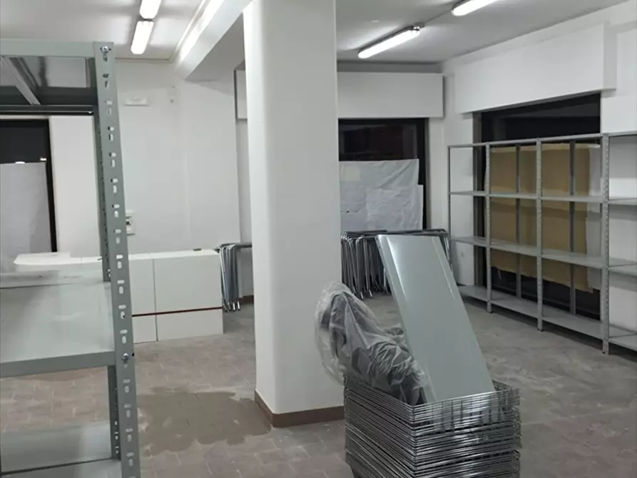 Immagine 6 di Negozio in affitto  a Pescara