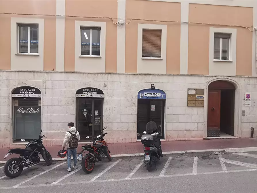 Immagine 1 di Locale commerciale in affitto  in Via Spaventa a Chieti