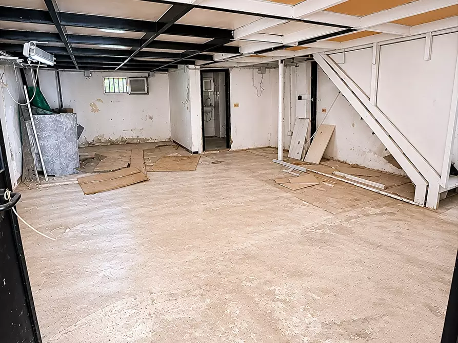 Immagine 3 di Laboratorio in vendita  in via cagliari 32 a Taranto