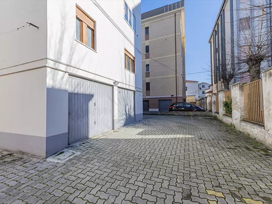 Immagine 6 di Garage in vendita  in Via Scanno a Chieti