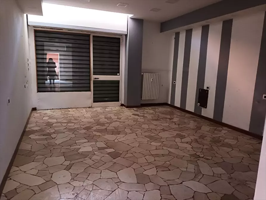 Immagine 13 di Negozio in vendita  a Milano