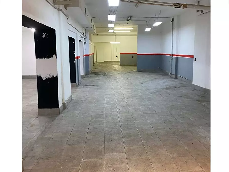 Immagine 8 di Locale commerciale in affitto  in Via Aristide Leonori, Roma RM, Italia a Roma