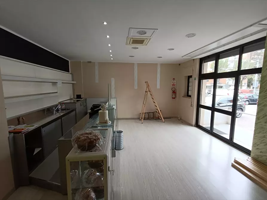 Immagine 10 di Locale commerciale in affitto  in Via Ortona a Chieti