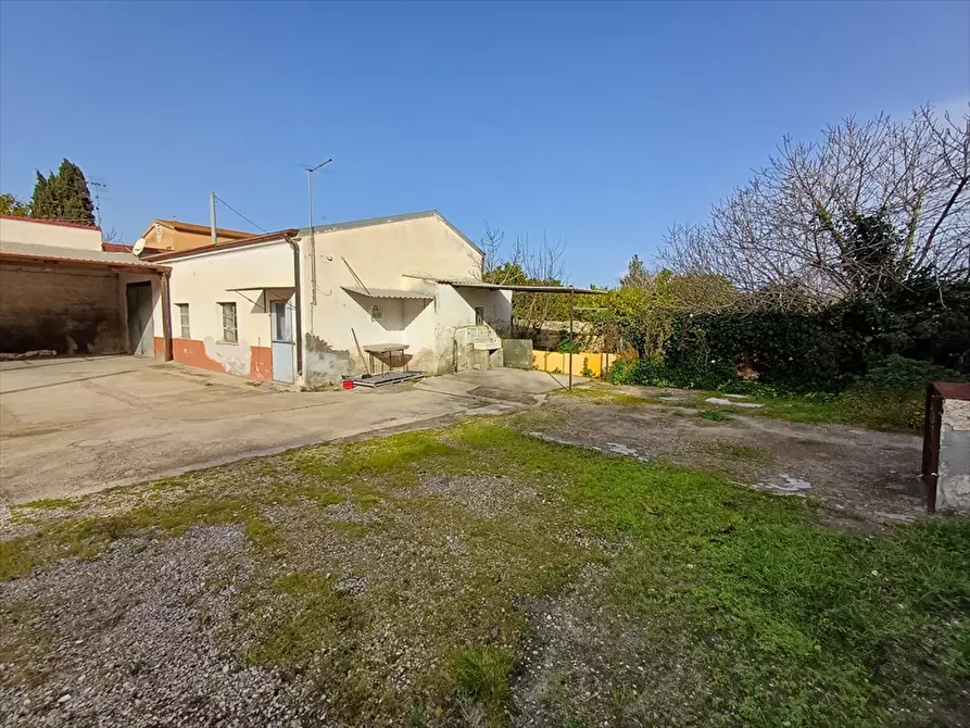 Immagine 8 di Locale commerciale in vendita  in Via Tana Di Lu Mazzoni Tronco A n. 5 a Sassari