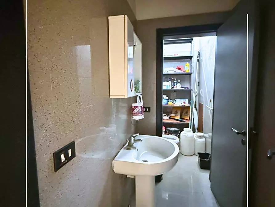 Immagine 26 di Locale commerciale in vendita  in contrada baronia a San Giorgio Ionico