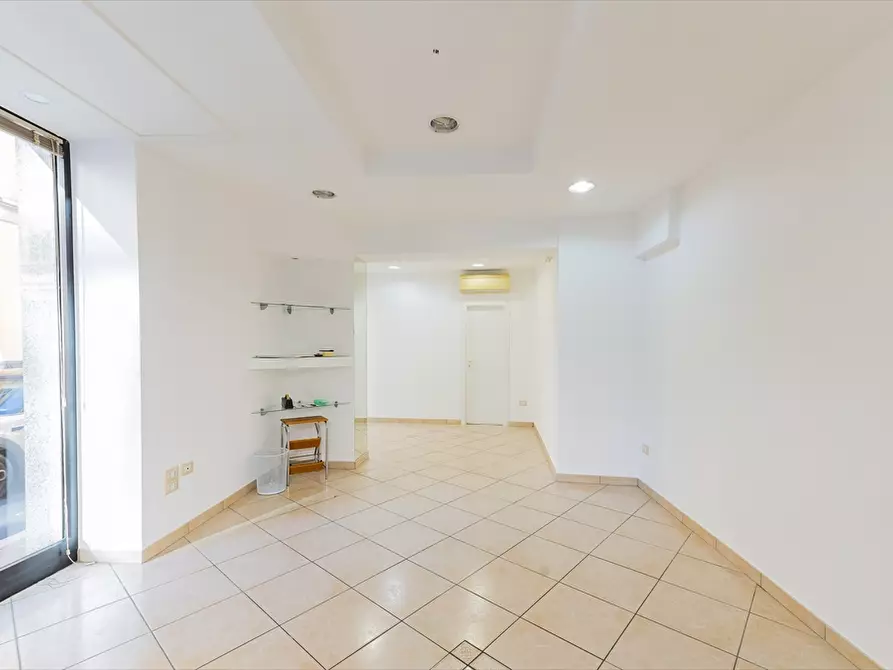 Immagine 7 di Locale commerciale in affitto  in Via Arniense a Chieti