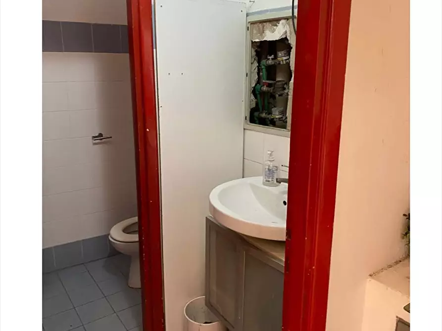 Immagine 6 di Locale commerciale in affitto  in Via Aristide Leonori, Roma RM, Italia a Roma