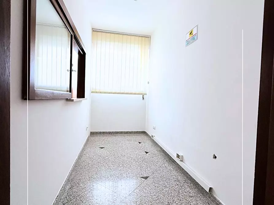 Immagine 10 di Ufficio in affitto  in viale virgilio 138 a Taranto