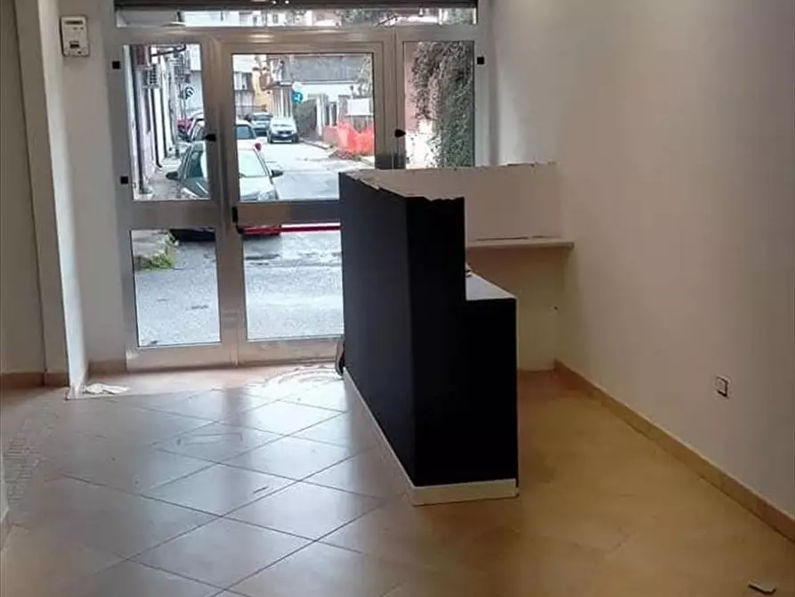 Immagine 4 di Locale commerciale   a Gioia Tauro