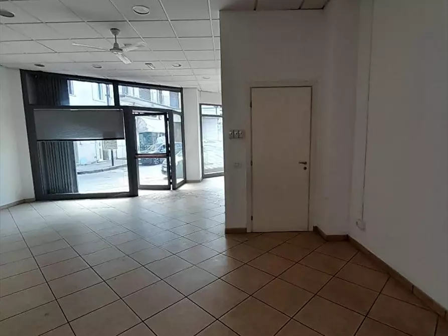Immagine 6 di Locale commerciale in affitto  a Polistena
