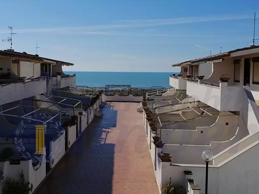 Immagine 1 di Appartamento in vendita  in Lungomare degli Ardeatini, 41/A a Ardea