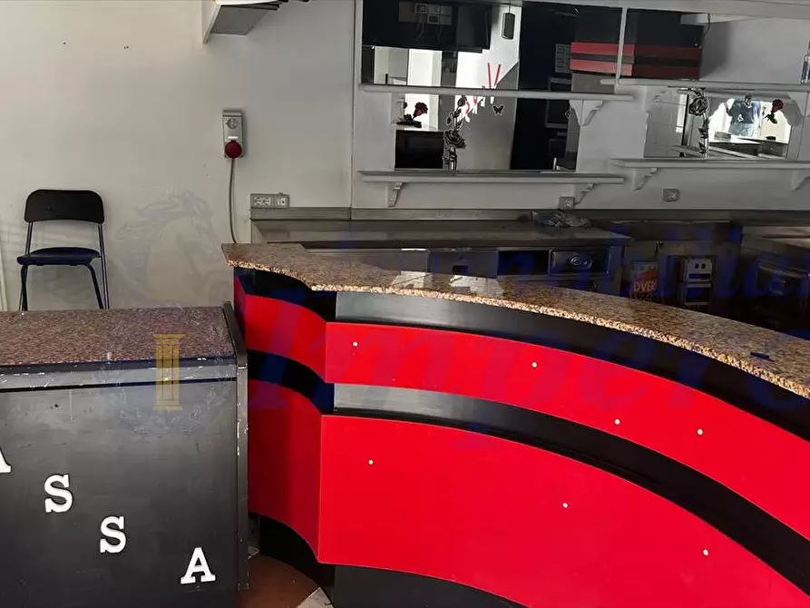 Immagine 9 di Locale commerciale in affitto  in Viale Danimarca 169 a Pomezia