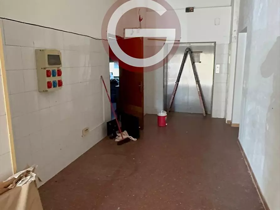 Immagine 10 di Locale commerciale in vendita  a Taurianova