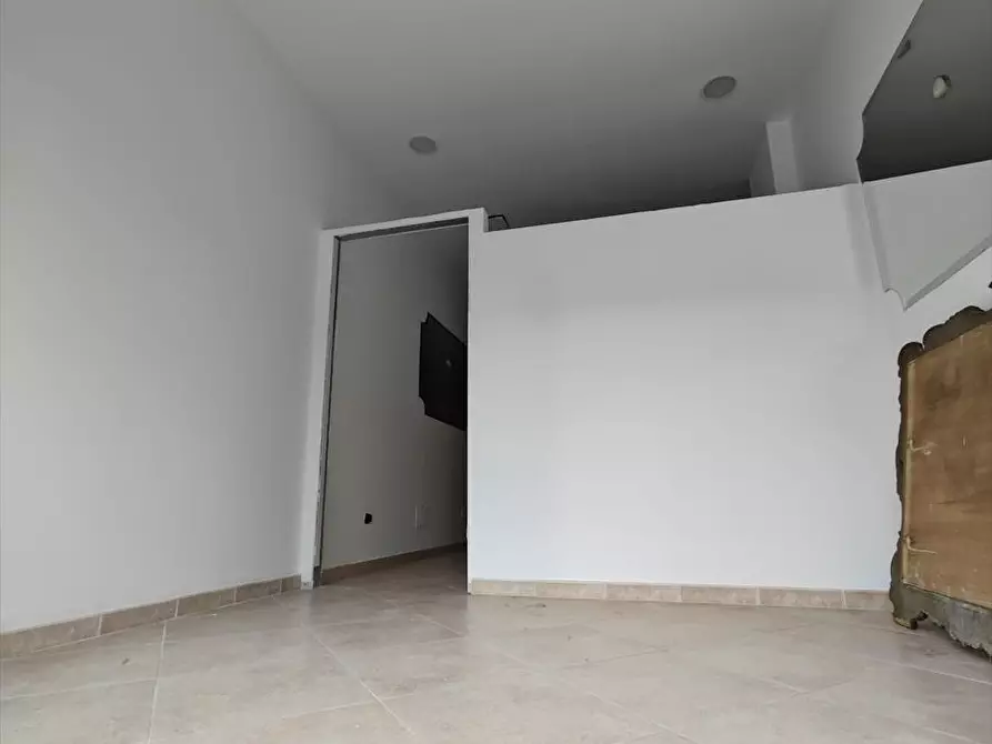 Immagine 7 di Locale commerciale   a Gioia Tauro