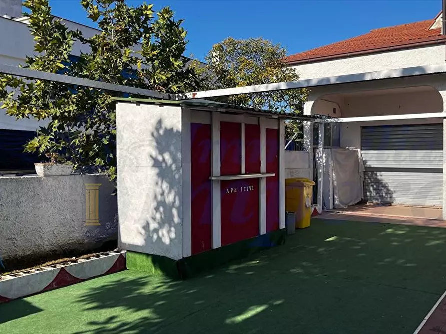 Immagine 4 di Locale commerciale in affitto  in Viale Danimarca 169 a Pomezia