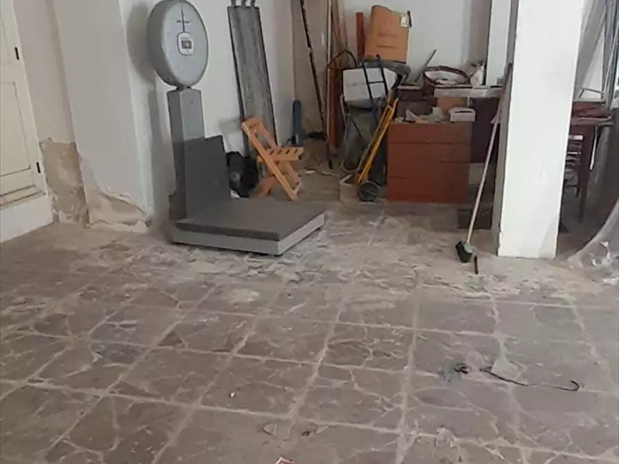 Immagine 2 di Locale commerciale in vendita  a Cinquefrondi