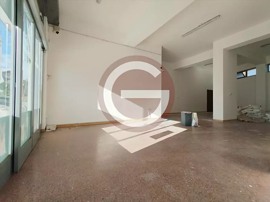 Immagine 16 di Locale commerciale in vendita  a Taurianova