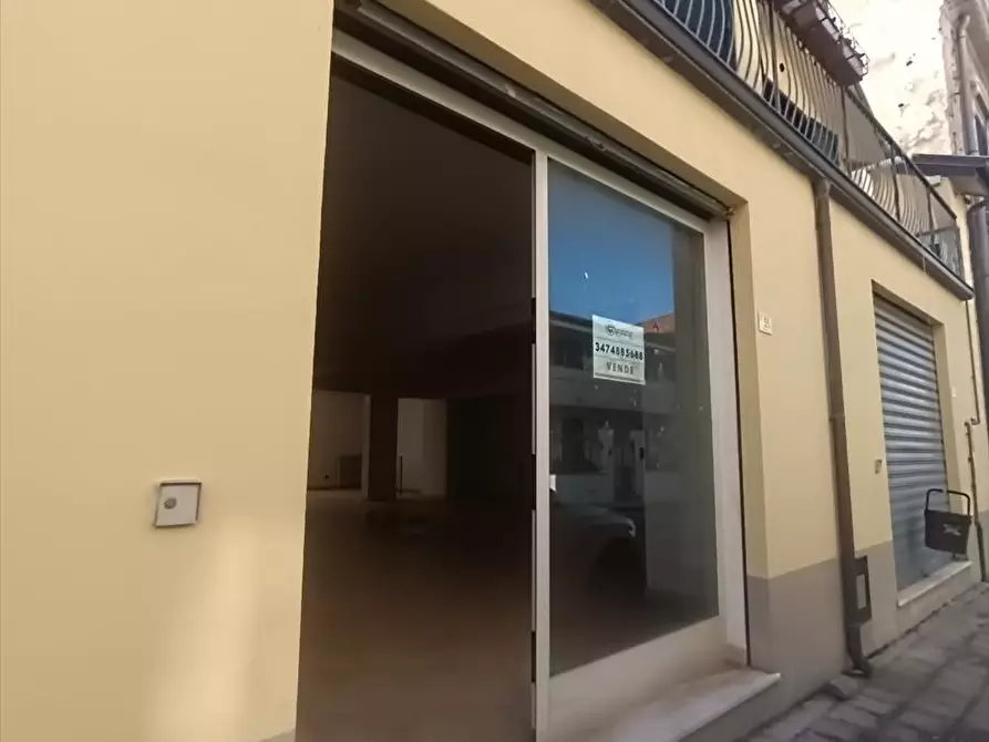 Immagine 1 di Locale commerciale in vendita  a Taurianova
