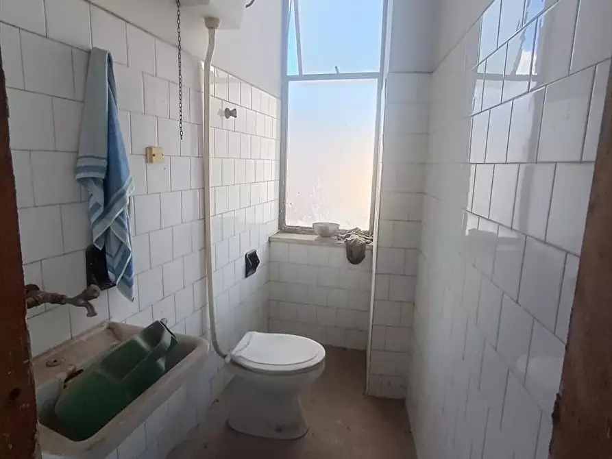 Immagine 20 di Locale commerciale in vendita  a Taurianova