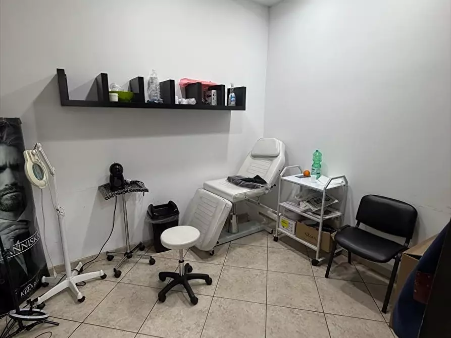Immagine 12 di Locale commerciale in affitto  a Taurianova