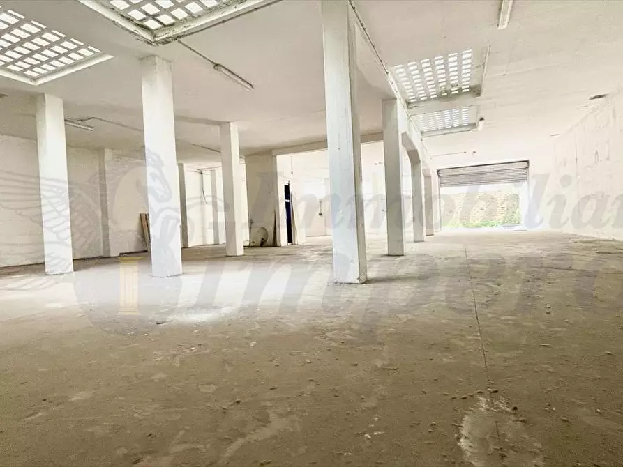 Immagine 5 di Magazzino in vendita  in Via Santorre di Santarosa 18 a Pomezia