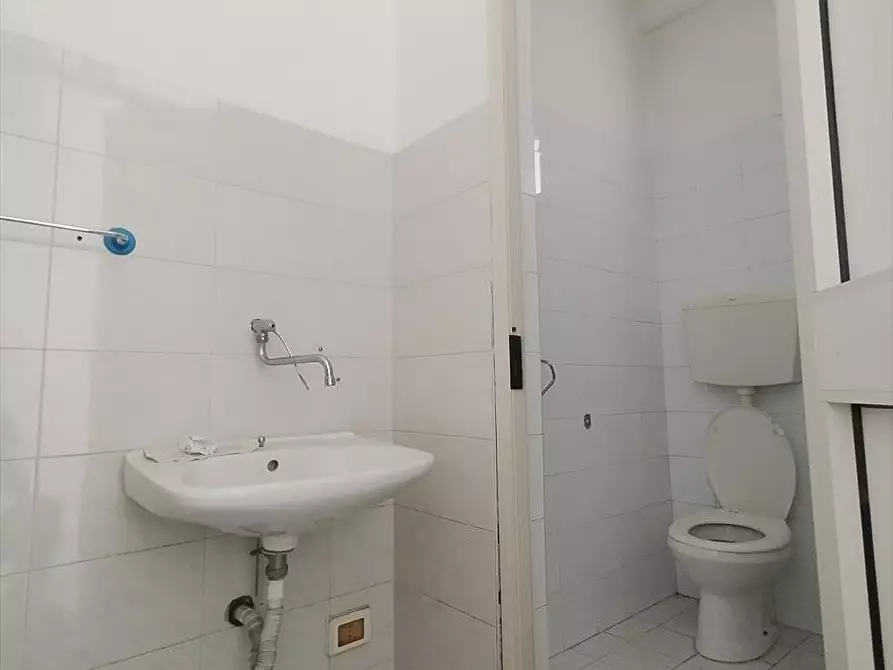 Immagine 4 di Locale commerciale in affitto  a Taurianova