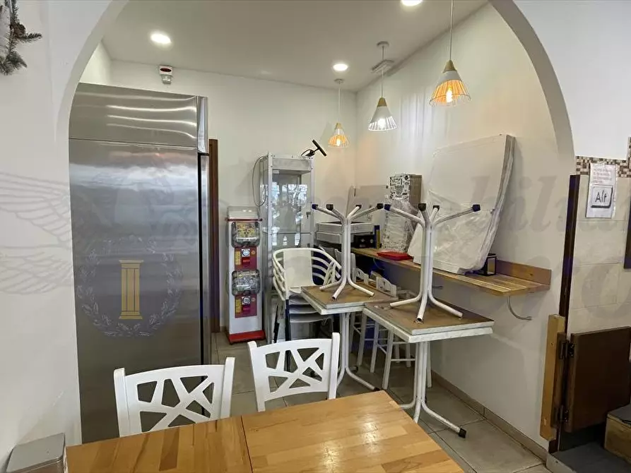 Immagine 2 di Attività commerciale in vendita  in Viale Danimarca a Pomezia