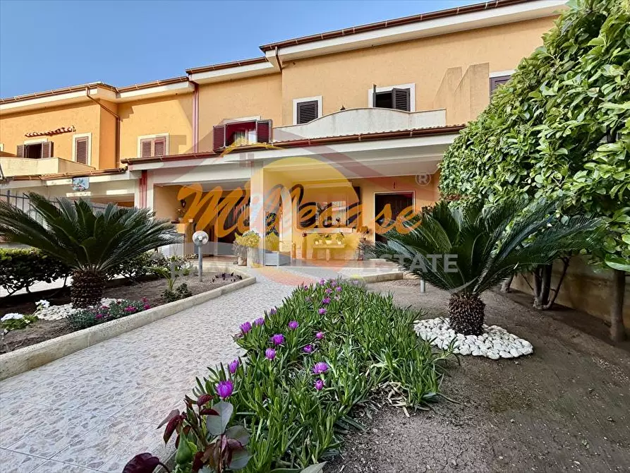 Immagine 1 di Villa in vendita  in VIA MONTEFORTE a Siracusa