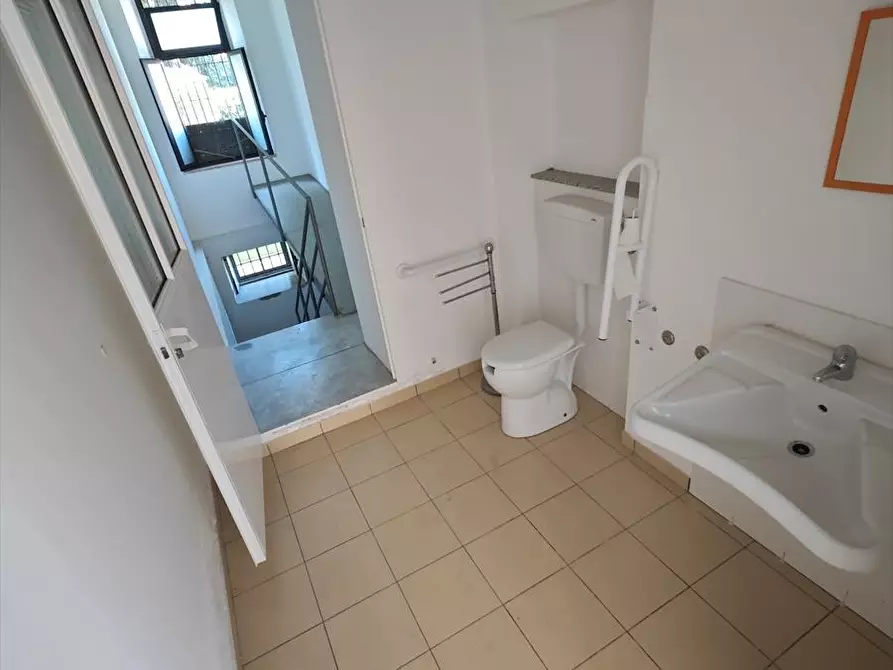 Immagine 8 di Locale commerciale in affitto  a Taurianova