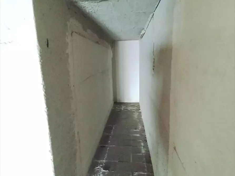 Immagine 3 di Locale commerciale in vendita  a Taurianova