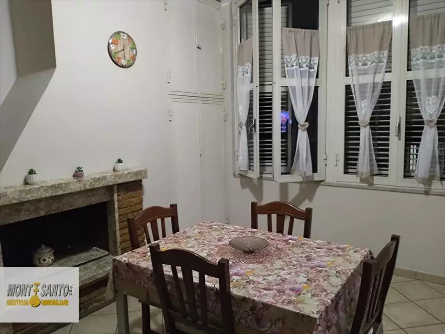 Immagine 2 di Palazzo in vendita  a Giugliano In Campania