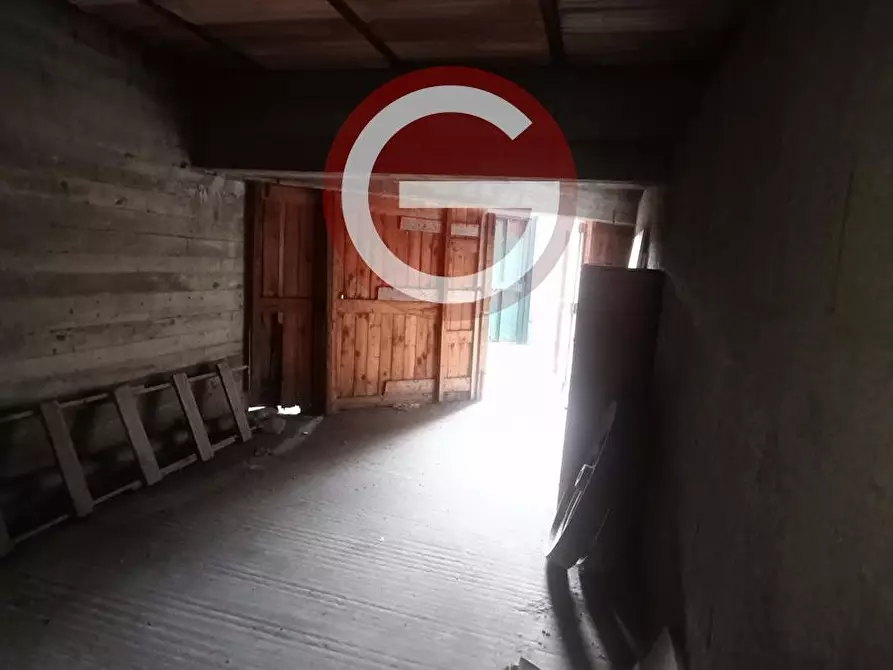 Immagine 15 di Locale commerciale in vendita  a Taurianova