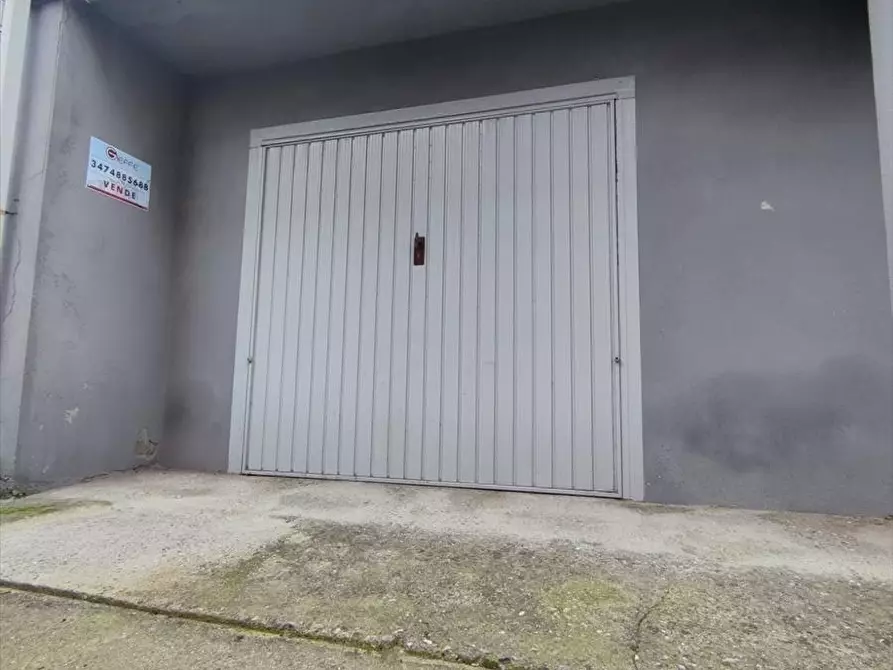 Immagine 2 di Garage in vendita  a Taurianova