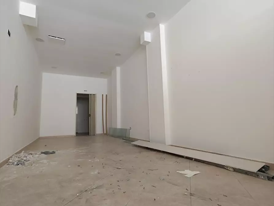 Immagine 6 di Locale commerciale   a Gioia Tauro