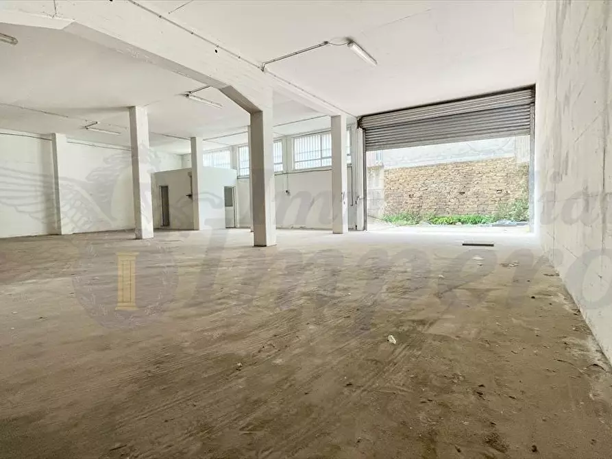 Immagine 3 di Magazzino in vendita  in Via Santorre di Santarosa 18 a Pomezia