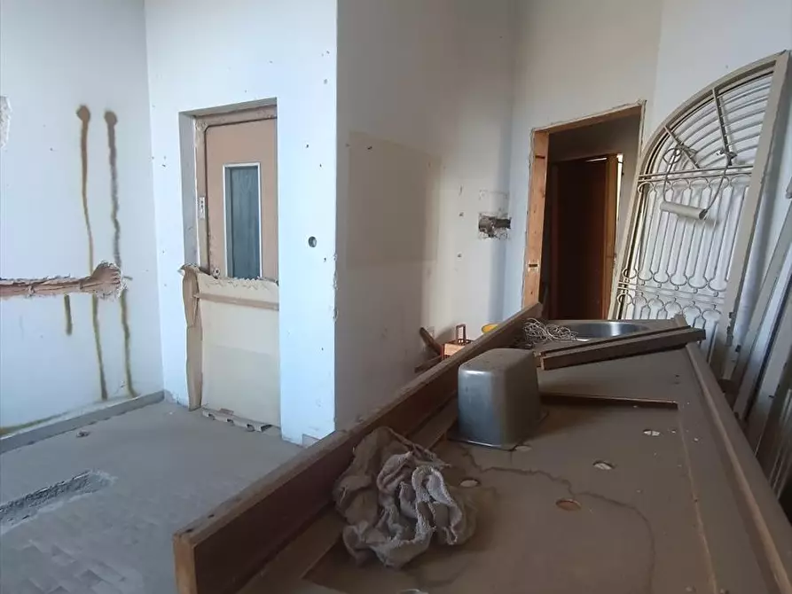 Immagine 11 di Locale commerciale in vendita  a Taurianova