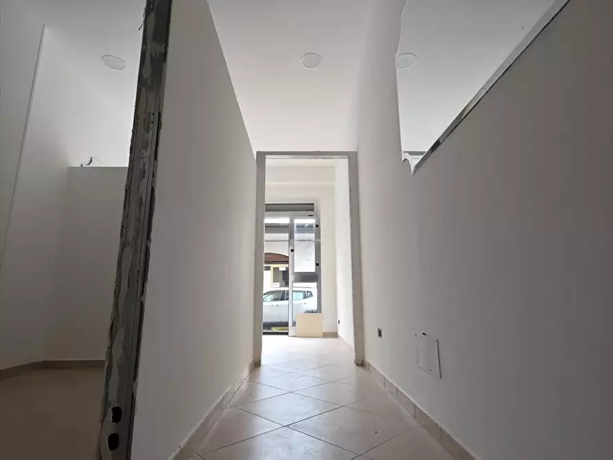 Immagine 12 di Locale commerciale   a Gioia Tauro