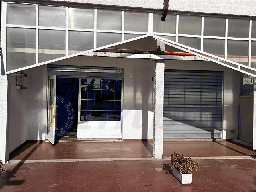Immagine 7 di Locale commerciale in affitto  in Viale Danimarca 169 a Pomezia