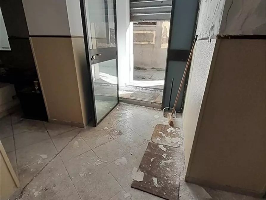 Immagine 9 di Locale commerciale in vendita  a Taurianova