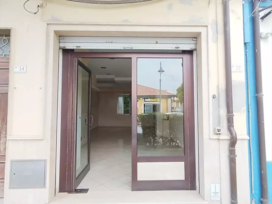 Immagine 1 di Locale commerciale in affitto  in Via Senatore lo schiavo 32 a Taurianova