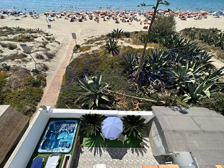 Immagine 1 di Appartamento in vendita  in Lungomare delle sirene 251 a Pomezia